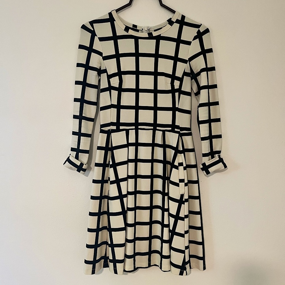 Mini black & white printed dress w/ POCKETS - stretch fabric